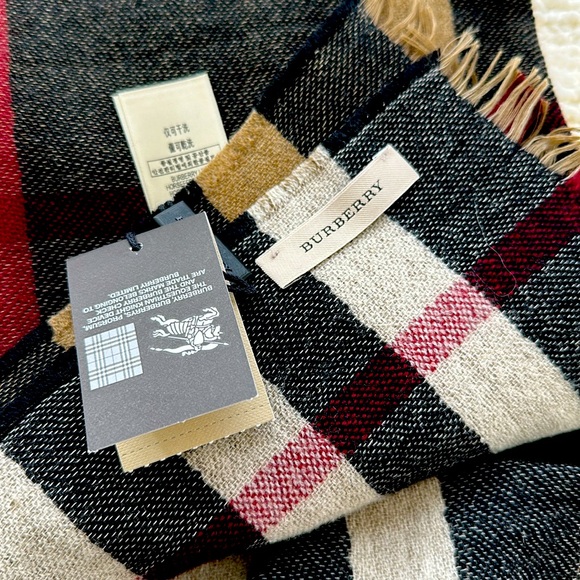 Burberry reversible color check wool scarf - new with tag - Picture 4 of 4